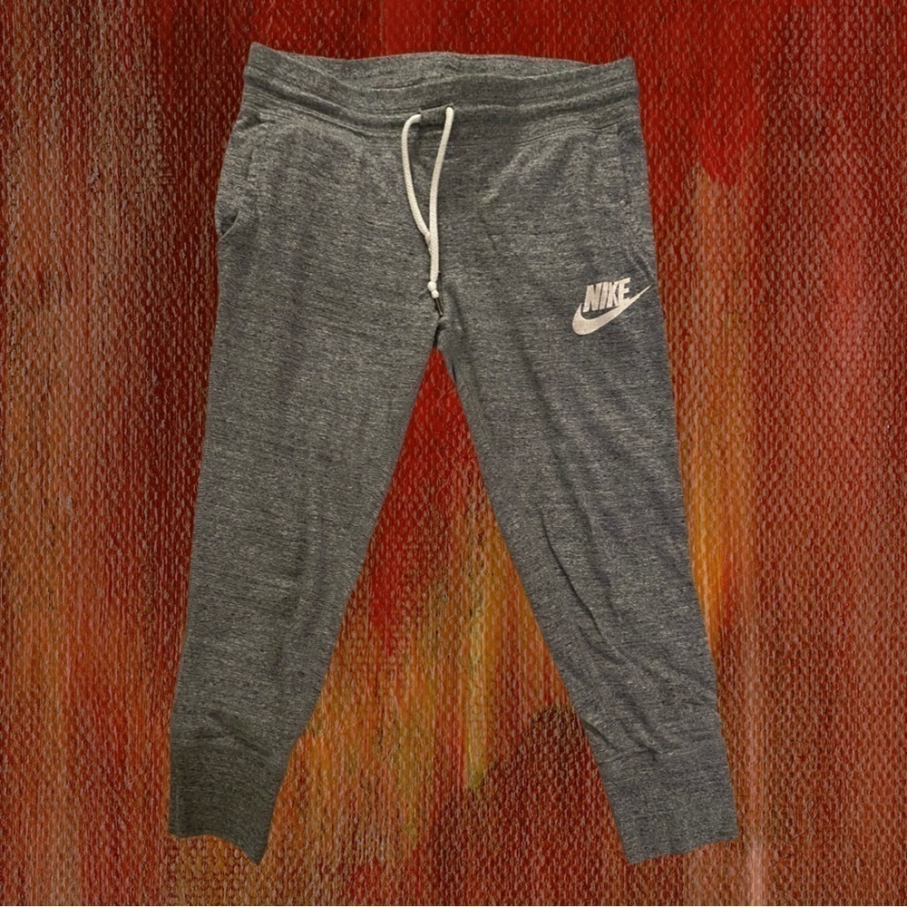 NIKE Women’s Cropped Joggers